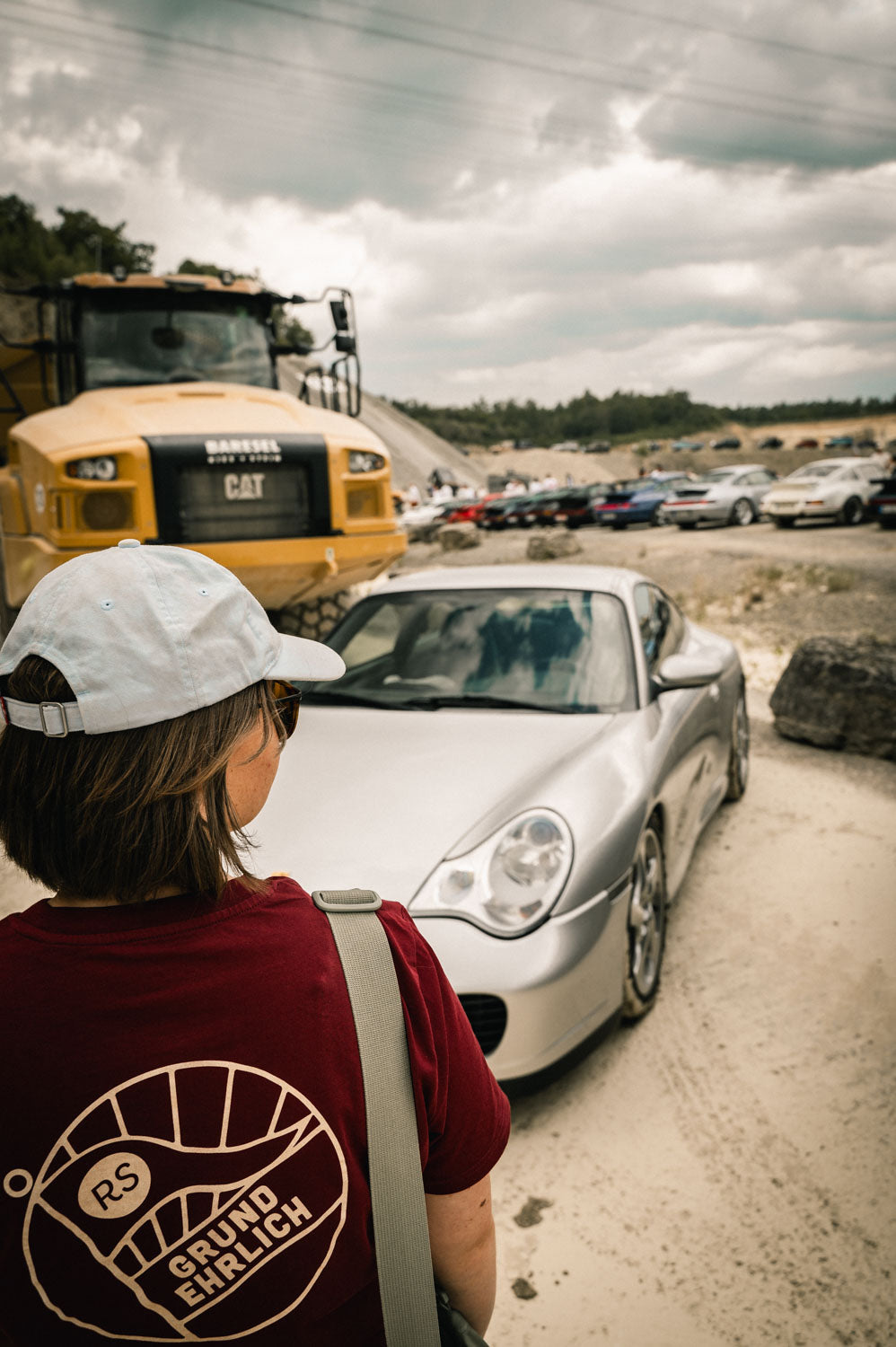 "Stop Searching - Start Driving" - Grundehrlich Logo T-Shirt