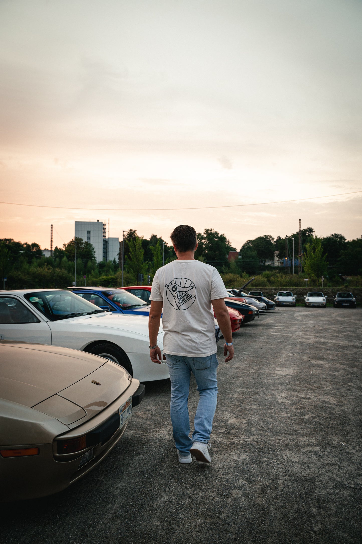 "Stop Searching - Start Driving" - Grundehrlich Logo T-Shirt